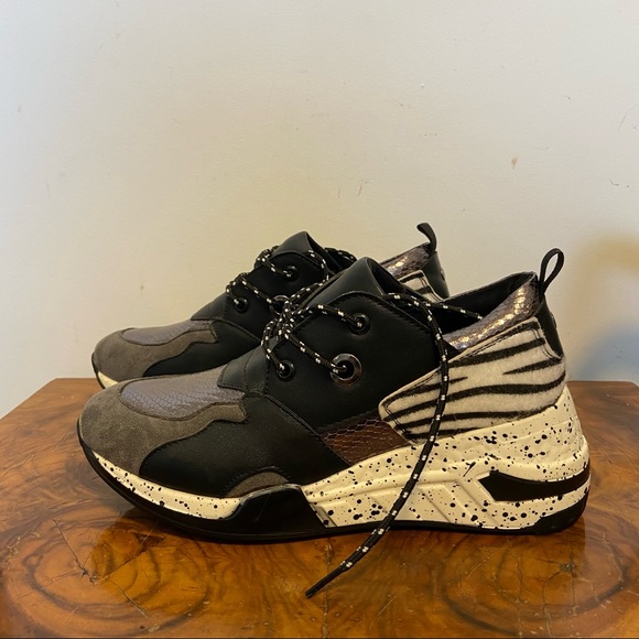 Almost new, pattern wedges- very comfy - Picture 3 of 3